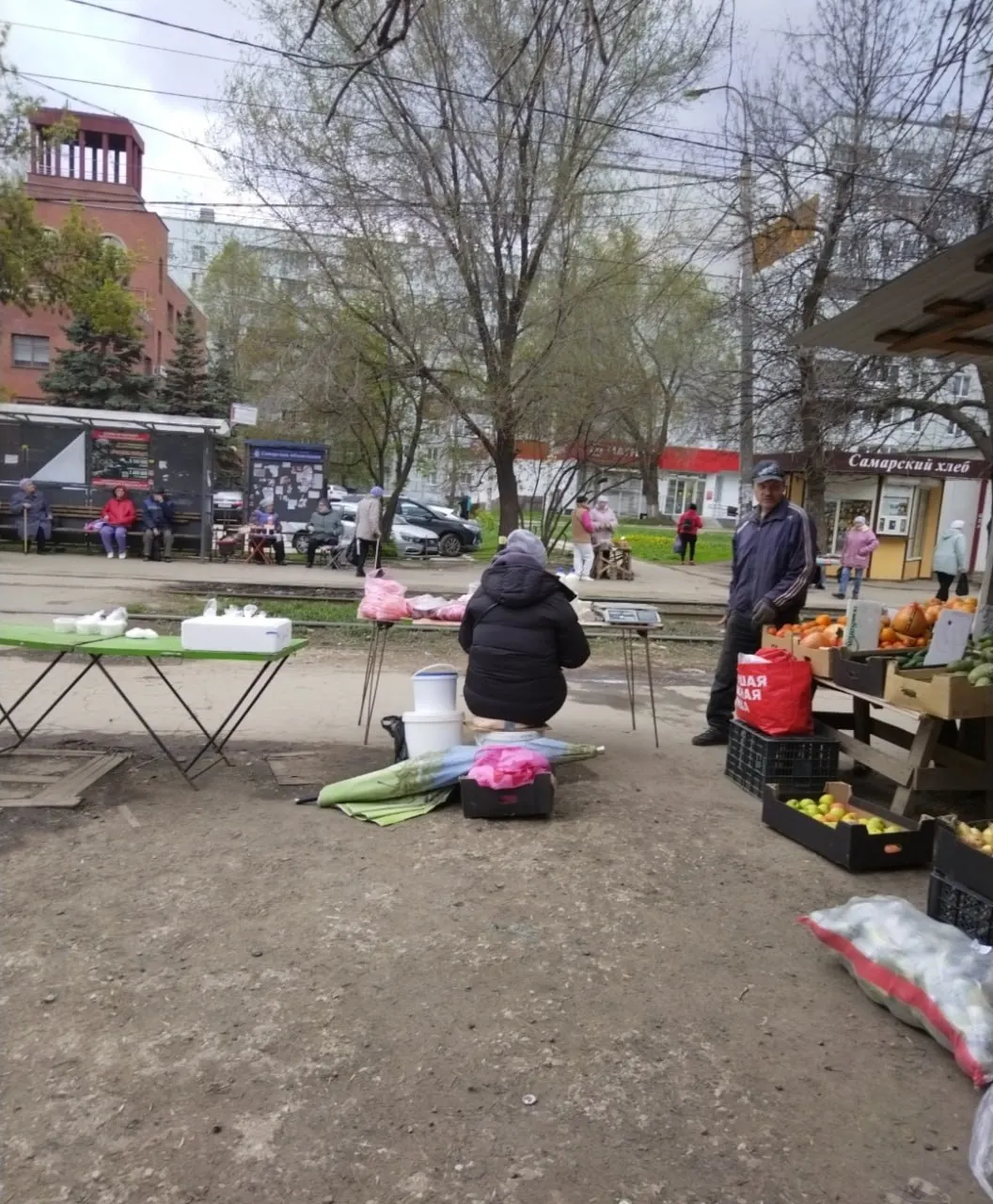 Возле дома 7 на улице Советской, напротив стоматологической клиники, неизвестные организовали постоянную уличную торговлю: тропинку к трамваю перегородили, после себя оставляют мусор и грязь, а продукты держат в ненадлежащих условиях. Жители жалуются на бездействие ответственных лиц.