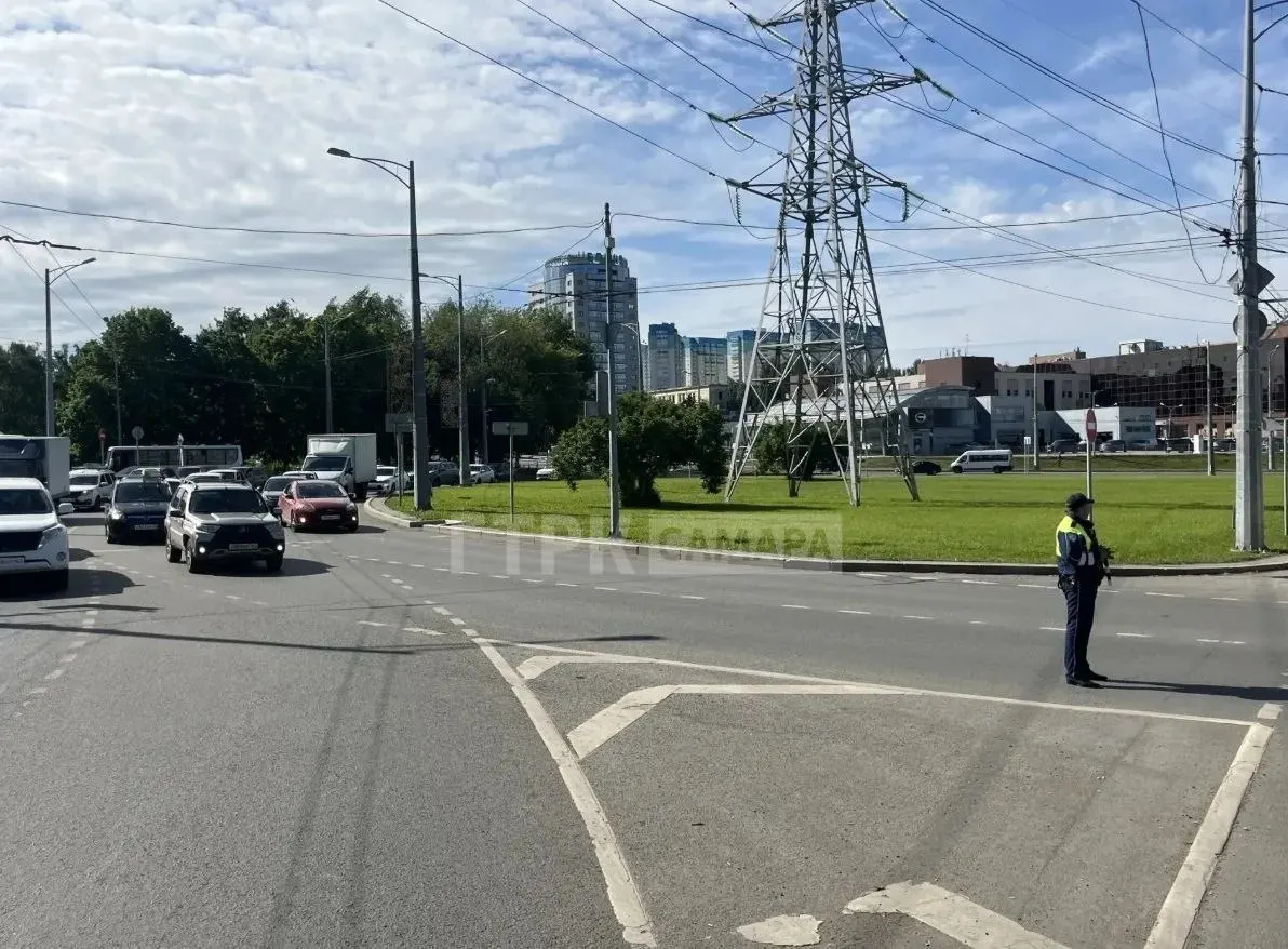 Утром 28 мая на одном из самых загруженных перекрёстков Самары перестали работать светофоры. Движение практически встало, водители часами стоят в заторах; причины отключения выясняются.