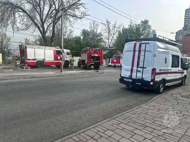 В центре Самары загорелась заброшенная расселённая постройка и надворные постройки. По данным МЧС, пламя локализовано на площади около 400 м², тушение продолжается.