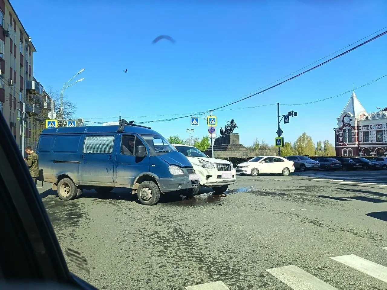 По словам очевидцев, пострадавших нет — только повреждённые автомобили и небольшая пробка на месте происшествия.