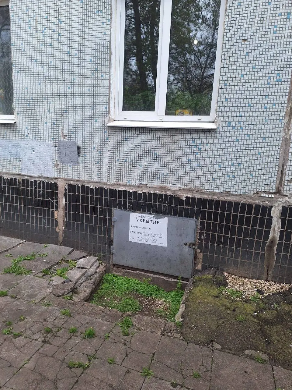 В доме с 17 подъездами и более 3000 жильцами местные жители утверждают, что единственный вход в укрытие слишком узкий и неудобен, что вызывает опасения при эвакуации.