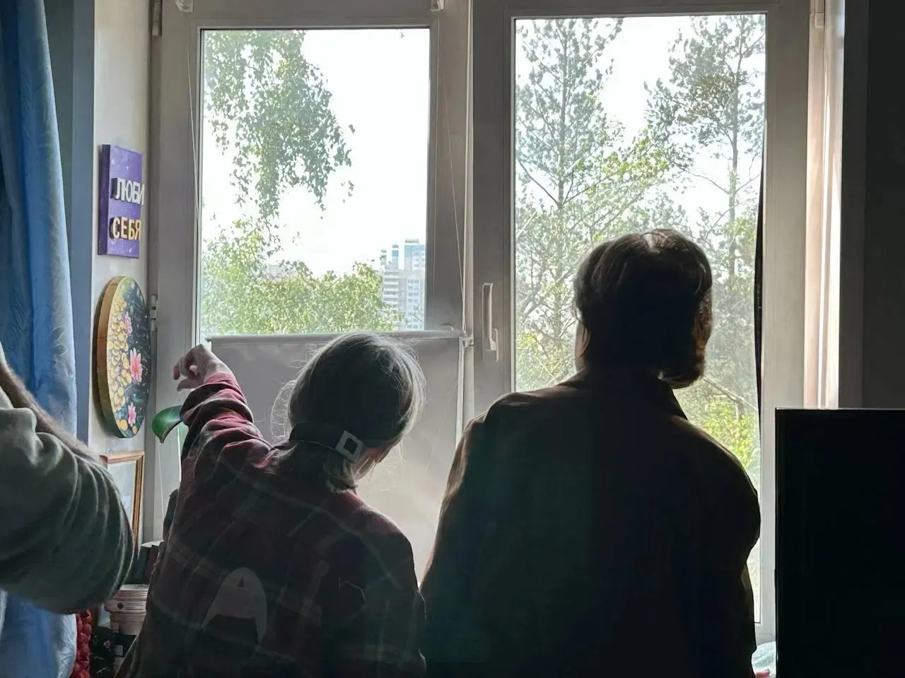 Ночью в Московской области зафиксировали несколько влетов беспилотников: один в частный дом в Химках привёл к гибели женщины, ещё один — в многоквартирный дом, пожары и повреждения наблюдались в нескольких населённых пунктах. В стране заявили об уничтожении 555 БПЛА за ночь.