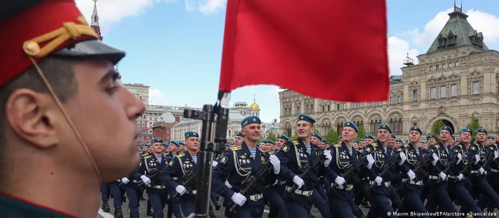 В ряде городов России парады и массовые торжества 9 мая отменены или пройдут в сокращённом виде: не будет проезда военной техники и ряда участников. Обсуждаем причины решения и возможные политические последствия.