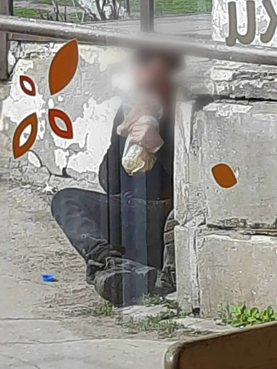 Жители района сообщают, что мужчина постоянно находится у входа в магазин: сильный запах, антисанитария и агрессивное поведение мешают покупателям. Люди просят вмешаться соцслужбы и полицию.