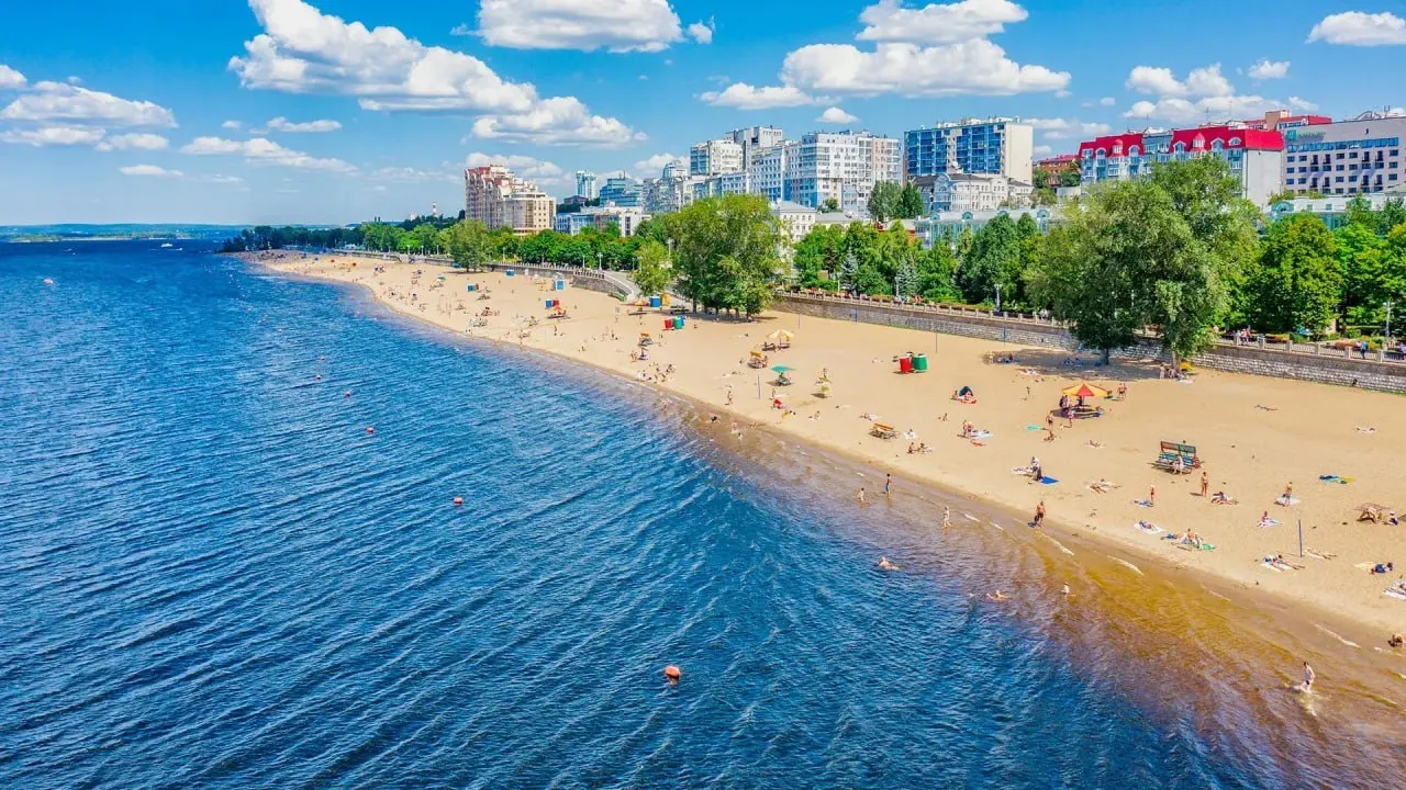 Из‑за уровня Волги около 31 м работы по благоустройству пляжей откладываются; вода прогрелась до ~15 °C. Ориентировочная дата открытия сезона — 15 июня (в Тольятти — 10 июня).