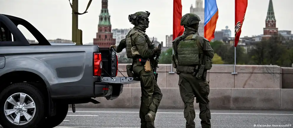Власти отозвали приглашения, ранее выданные иностранным корреспондентам на парад на Красной площади 9 мая. Мероприятие пройдёт в сокращённом формате без военной техники; изменения объясняют угрозой и участившимися атаками беспилотников. На парад будут допущены лишь ограниченные российские делегации и официальные гости.