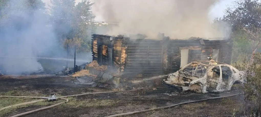 В Октябрьске в частном секторе загорелись дом и припаркованный автомобиль. Пожарные продолжают работу на месте, информация о пострадавших и причинах возгорания уточняется.