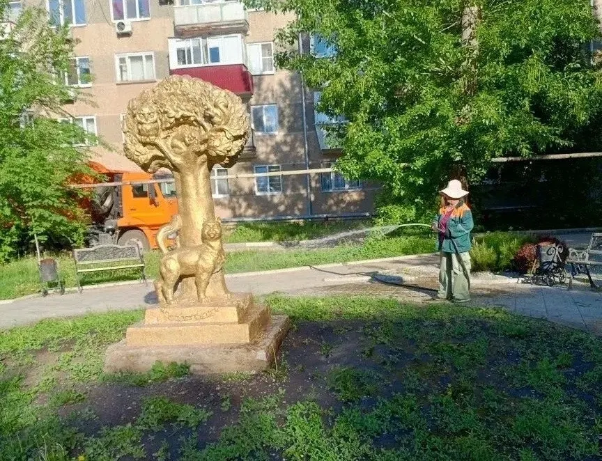 Заместитель директора и начальник отдела кадров службы благоустройства обвиняются в мошенничестве с использованием служебного положения: им вменяют фиктивные начисления и присвоение зарплат на сумму около миллиона рублей.