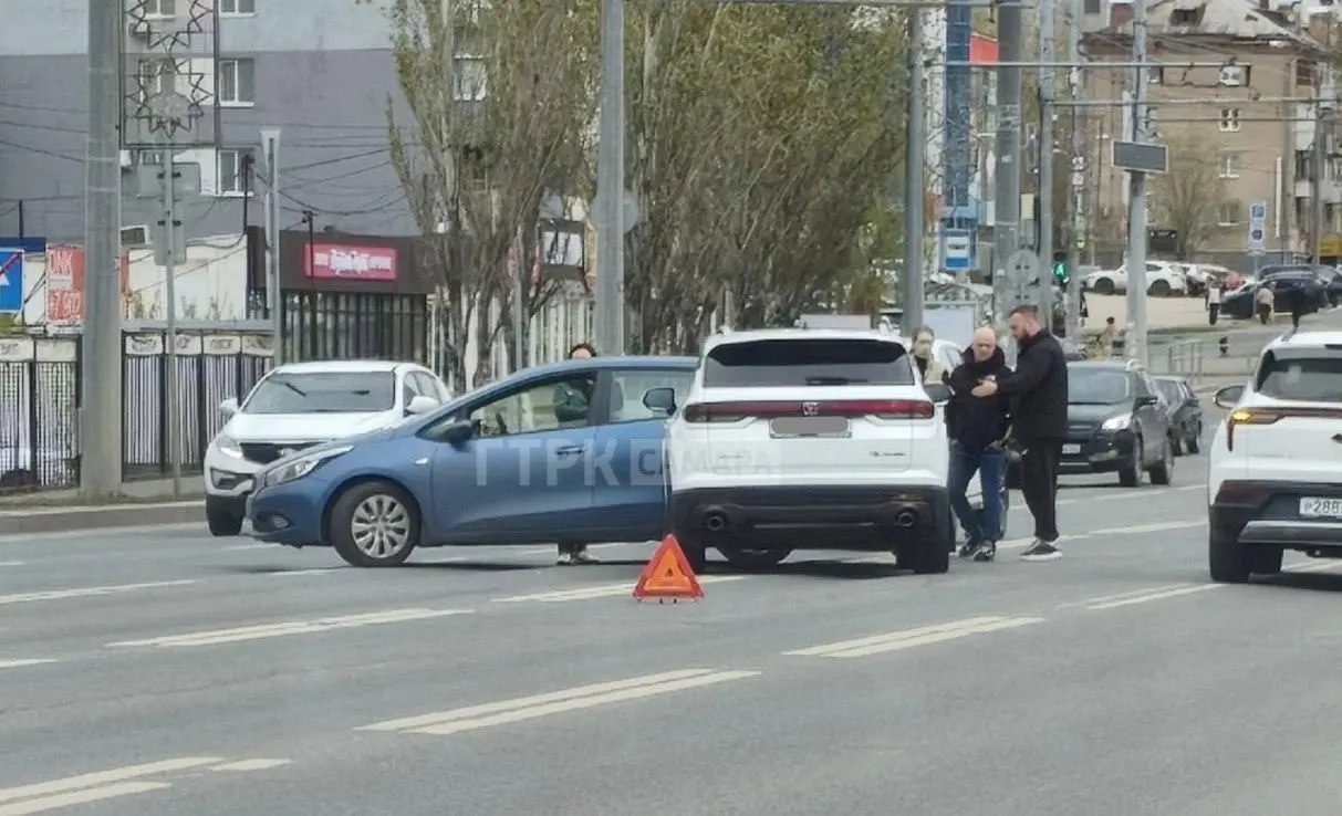 Авария произошла возле перекрёстка с улицей Потапова: Changan врезался в Kia Ceed и зацепил белый кроссовер, частично перекрыты полосы движения.