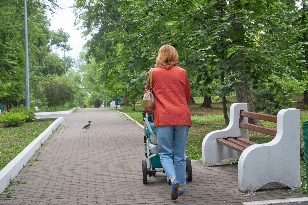 После 25 мая дневные температуры опустятся ниже +25°C: 26 мая ожидается около +22°C с местными дождями, а в последующие две недели днем не выше +23°C.