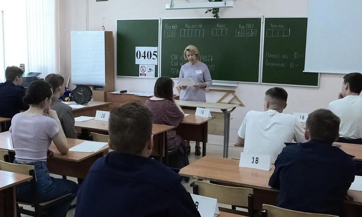 Рособрнадзор в новых методических рекомендациях заявил, что организаторы и сотрудники охраны не должны прикасаться к сдающим ЕГЭ и их вещам; при срабатывании металлоискателя допускается только вежливая просьба добровольно показать или сдать предмет.