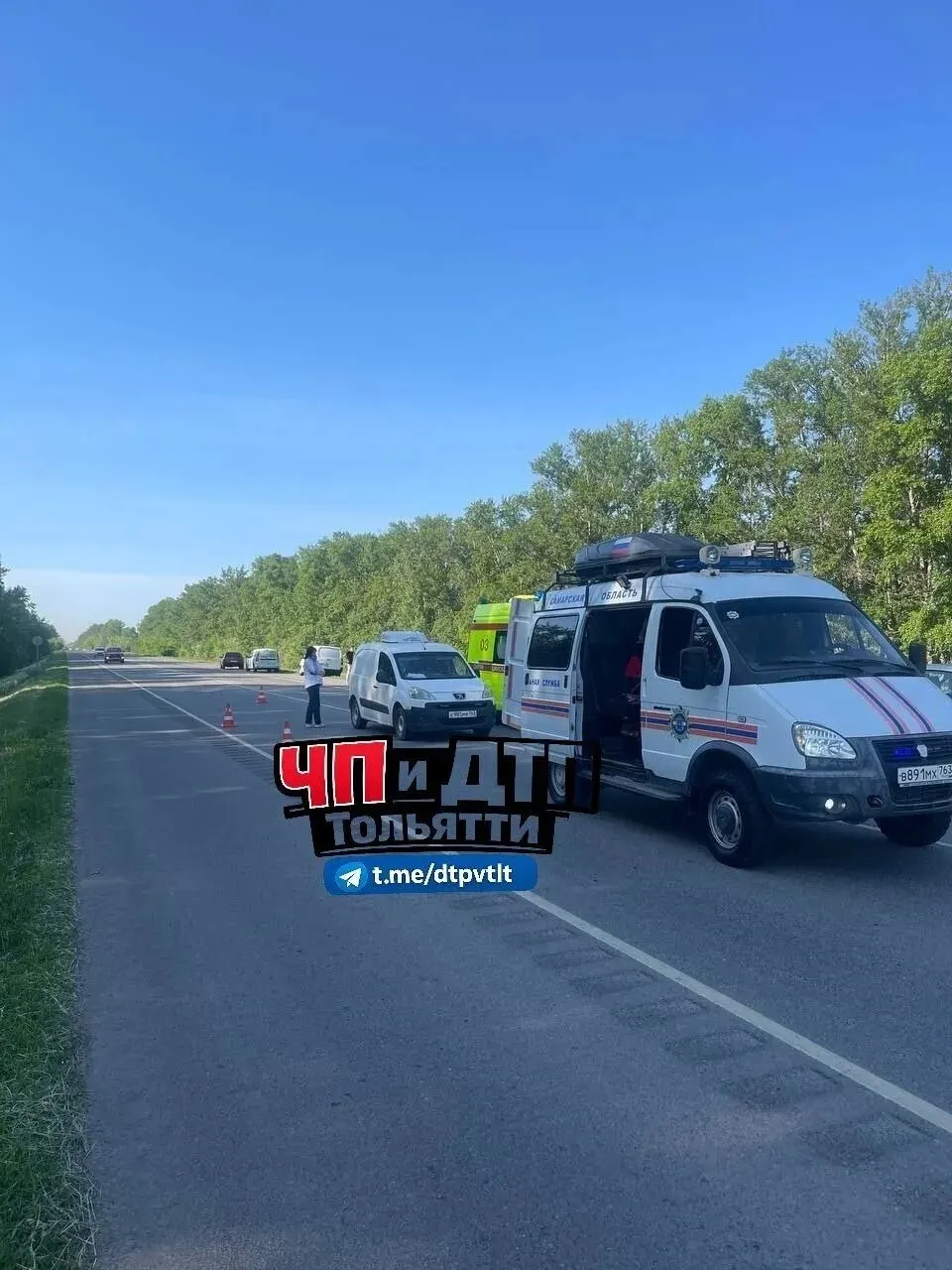Автомобиль остановился на проезжей части; обстоятельства происшествия уточняют.