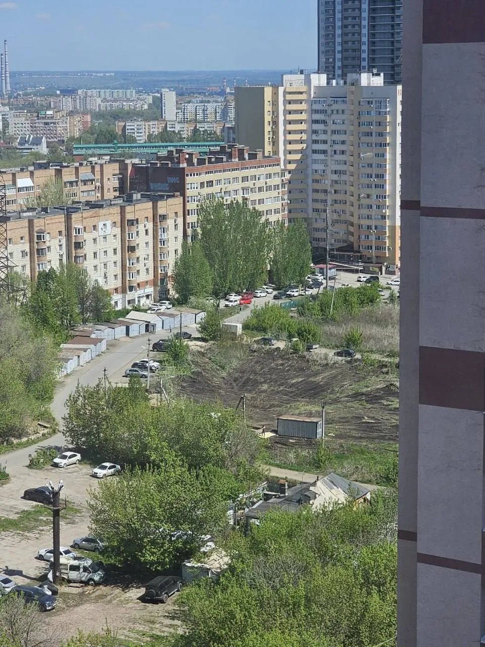 Жители Советского района обеспокоены: участок в кадастре был предназначен под детсад и поликлинику, а обещанная ранее школа так и не появилась.