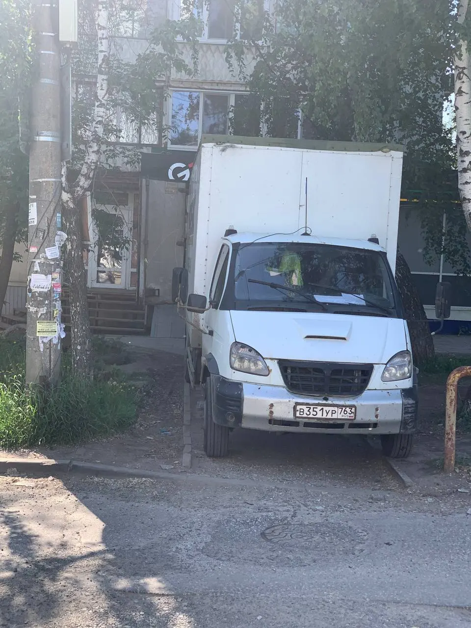 Жительница Самары сообщила, что в среду 20 мая около 9:45 магазин по адресу Ново вокзальная, 195 при приёме товара блокировал проход, из‑за чего пожилые люди и родители с колясками не могли пройти.
