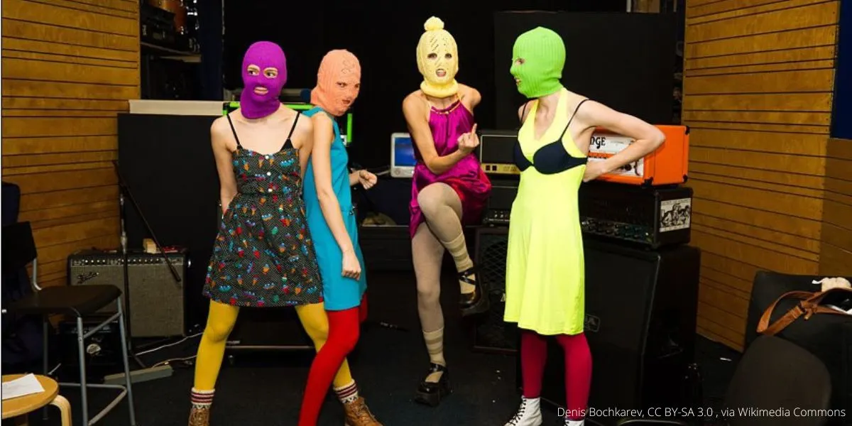 Росфинмониторинг обновил перечень: в него включена панк‑рок группа Pussy Riot. Ранее московские суды признали организацию экстремистской и приговорили участниц в отсутствии их на территории РФ.