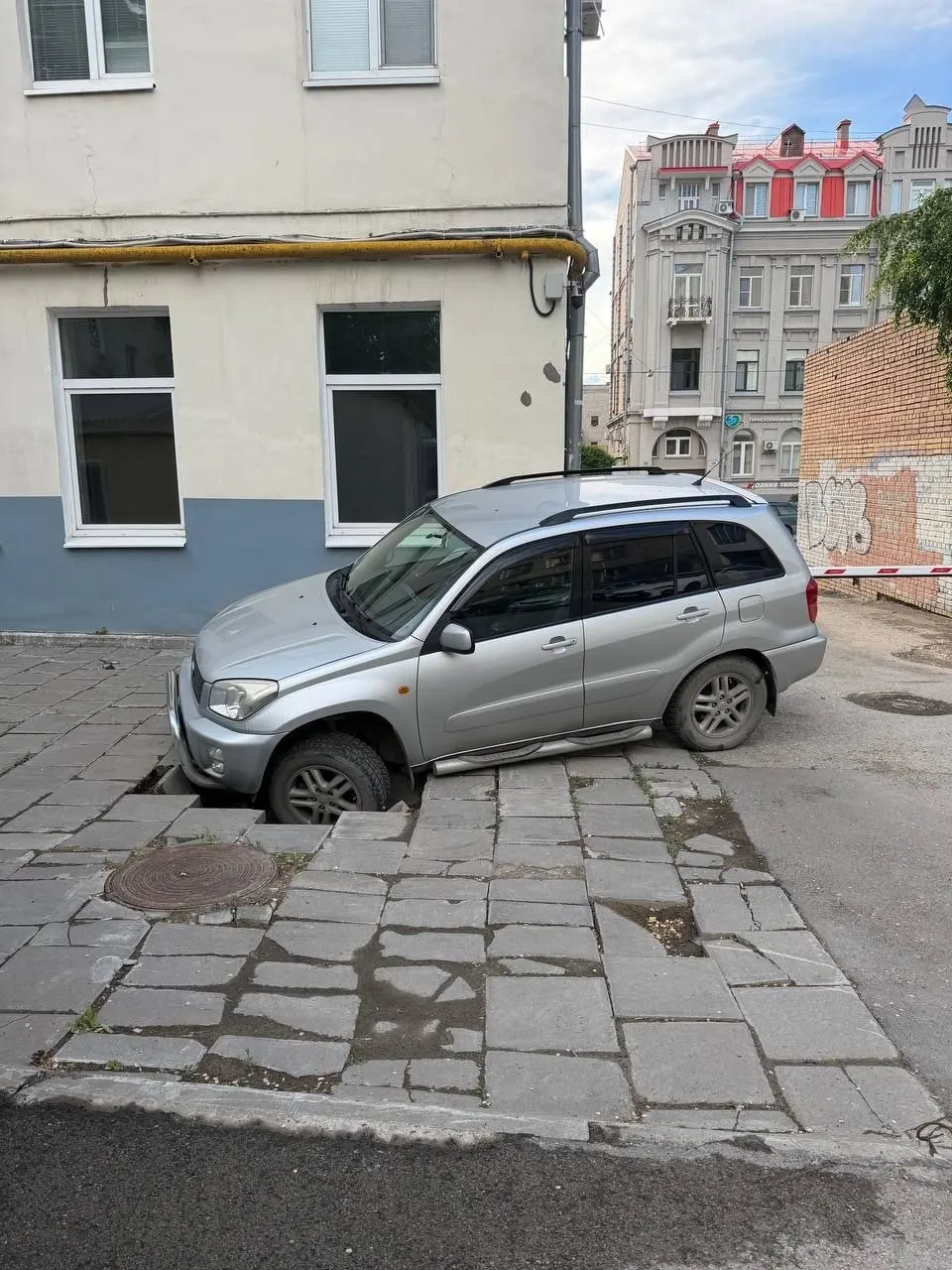 Во дворе дома №161 на улице Фрунзе в Тольятти образовался провал почвы: жители сообщили о нескольких ямах, одна машина получила повреждения. На месте появились фотографии с признаками проседания грунта.