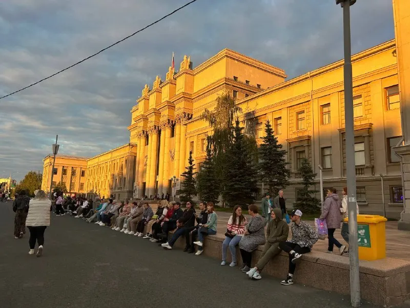 Синоптики предупреждают: июнь может стать самым дождливым за десять лет, а июль — самым жарким за последние пять лет. Жителям советуют подготовить лёгкую одежду и проверить кондиционеры.