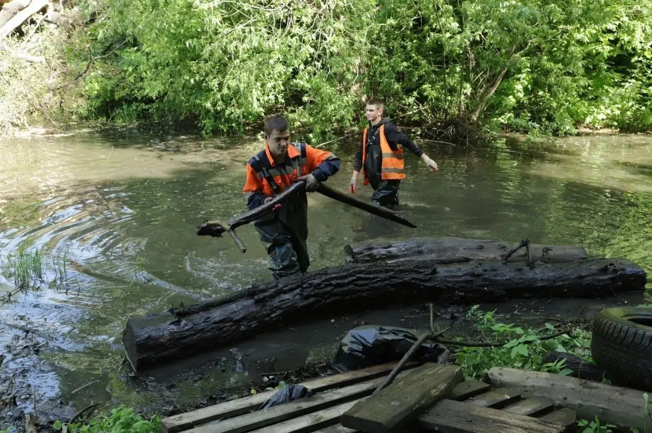 В Самаре приводят в порядок водоёмы и прибрежные территории: за уже завершённый этап очищены четыре локации, до конца лета планируют расчистить ещё четыре озера и берега рек.
