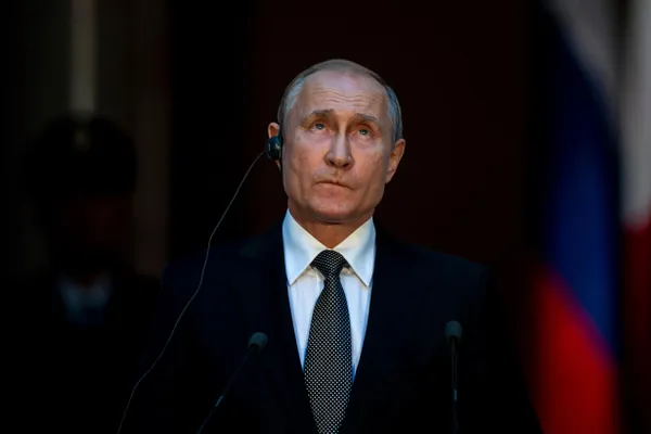 С начала 2026 года в крупных государственных телеграм‑каналах существенно упало число упоминаний президента. Одновременно ограничены поездки по регионам, а меры безопасности вокруг главы государства были усилены.