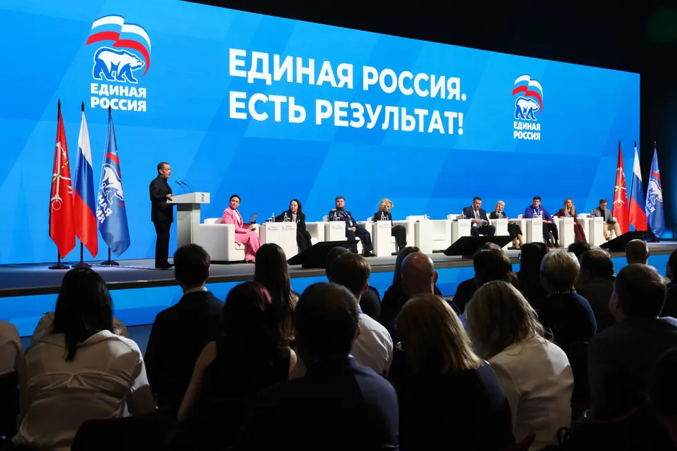 Политблок администрации президента рекомендовал государственным и лояльным изданиям реже выносить в заголовки слово «запрет», заменять его нейтральными формулировками и подчёркивать позитивные инициативы единороссов.