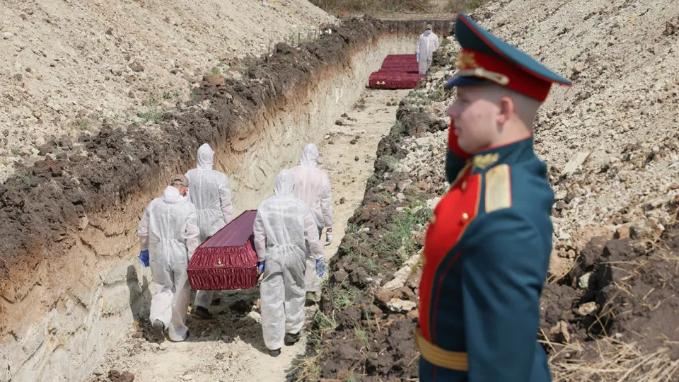 Анализ поимённых списков, реестра наследственных дел и судебной статистики даёт минимальную документально обоснованную оценку в 352 тыс. погибших российских военнослужащих с начала полномасштабного вторжения до конца 2025 года.