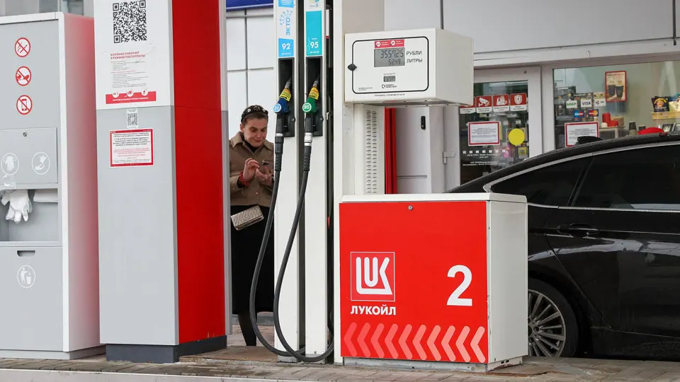 Из‑за атак на нефтеперерабатывающие заводы и внеплановых ремонтов на бирже сократилось предложение бензина — особенно остро ощущается недостаток АИ‑95. Это повышает риск дефицита топлива в летний сезон.