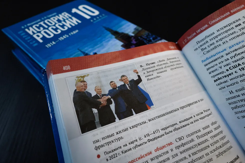 Учебники по истории для 6–9 классов, выпущенные в 2025 году, активно вплетают в повествование современные политические сюжеты, смягчают поражения и опускают спорные эпизоды — что превращает школьную историю в инструмент воспитания лояльности вместо обучения критическому мышлению.