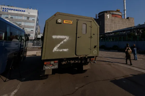 «Росатом» утверждает, что боевой дрон нанес взрывной удар по машинному залу шестого энергоблока. Основное оборудование, по данным компании, не пострадало; расследование причин отключений связи и обстоятельств атаки продолжается.