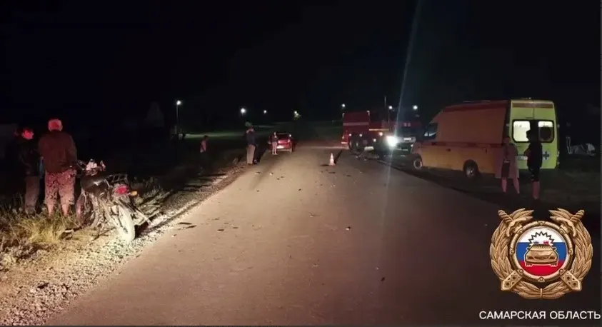 В деревне Старая Рачейка подросток на мотоцикле выехал на встречную полосу и столкнулся с другим байкером. Один человек погиб на месте, второй доставлен в больницу.