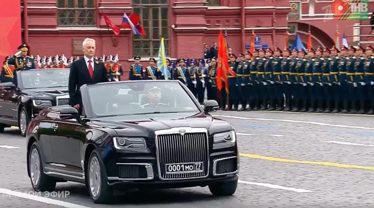 Андрей Белоусов инспектировал войска, передвигаясь на кабриолете Aurus: этот автомобиль собран в Москве, а похожие модели производят и в Елабуге.