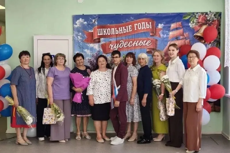В небольшой школе Безенчукского района один ученик прошёл все годы обучения и стал выпускником — он учился практически один.