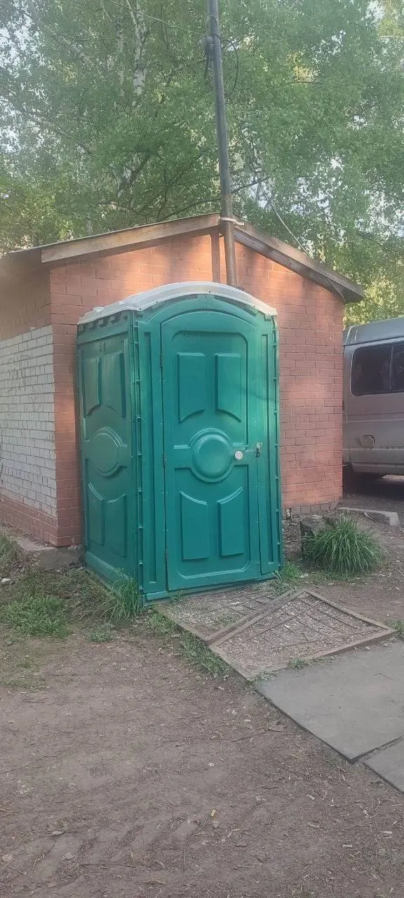 Жители жалуются, что на большой и популярной территории парка функционирует только один общественный туалет без запирания, который, по их словам, убирают крайне редко. Необходима установка дополнительных современных санитарных модулей.
