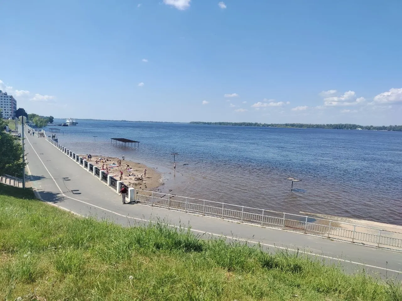 Днём температура воздуха в Самаре достигла +26 °C — жители используют погожую погоду, чтобы сходить на пляж и понежиться на солнце.