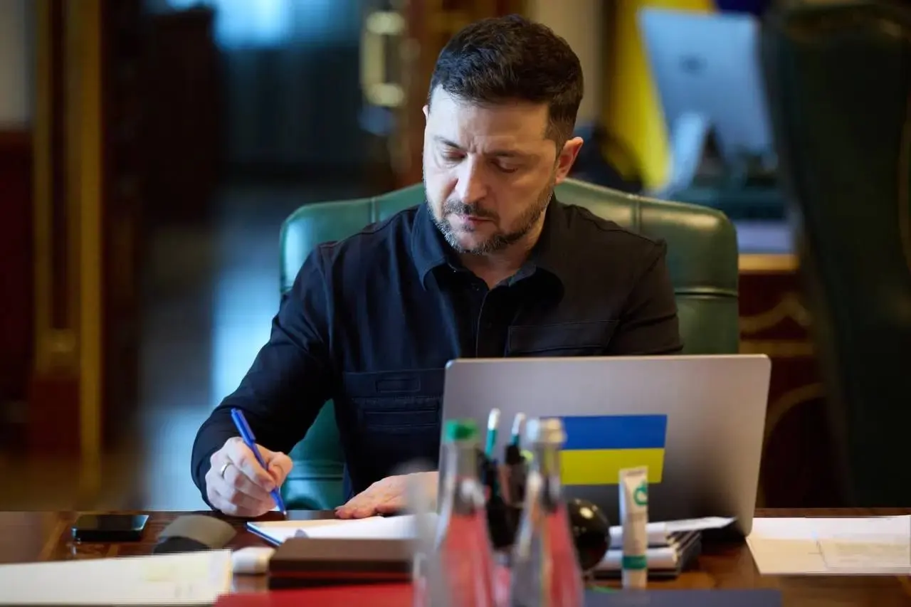 Президент Украины объявил о режиме тишины с 00:00 в ночь с 5 на 6 мая и призвал российских руководителей предпринять реальные шаги к прекращению войны. Ранее Минобороны России сообщило о намерении ввести одностороннее перемирие 8–9 мая.
