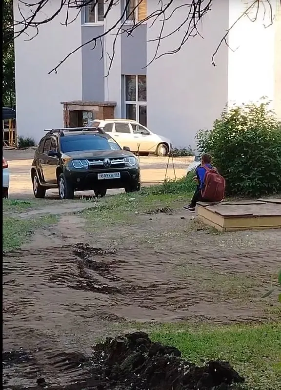 Жители сообщили, что участок за площадкой выкупила строительная компания: игровое оборудование демонтировано, а деревья вырублены для строительства новостройки.