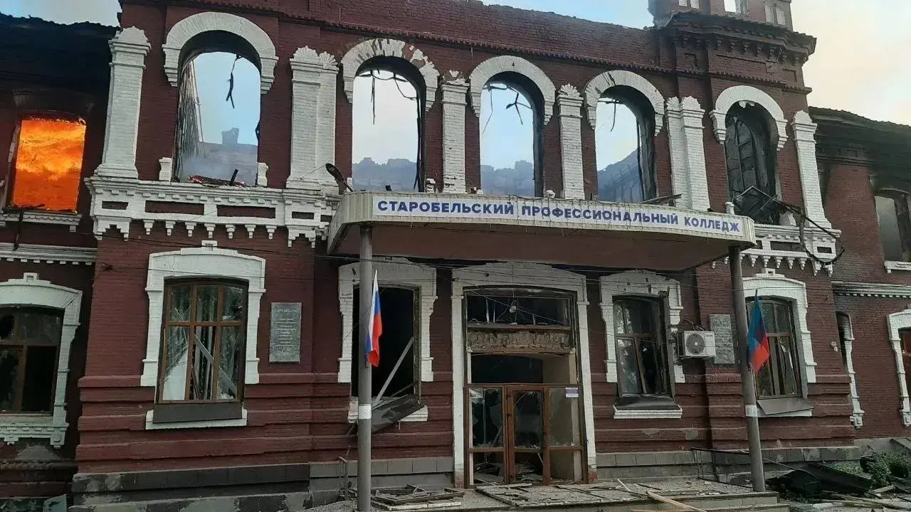 Ночной удар по общежитию колледжа в Старобельске (ЛНР) привёл к гибели шести человек; ещё 15 числятся пропавшими, спасатели продолжают поиски под завалами. Раненых — 39, большинство — подростки.