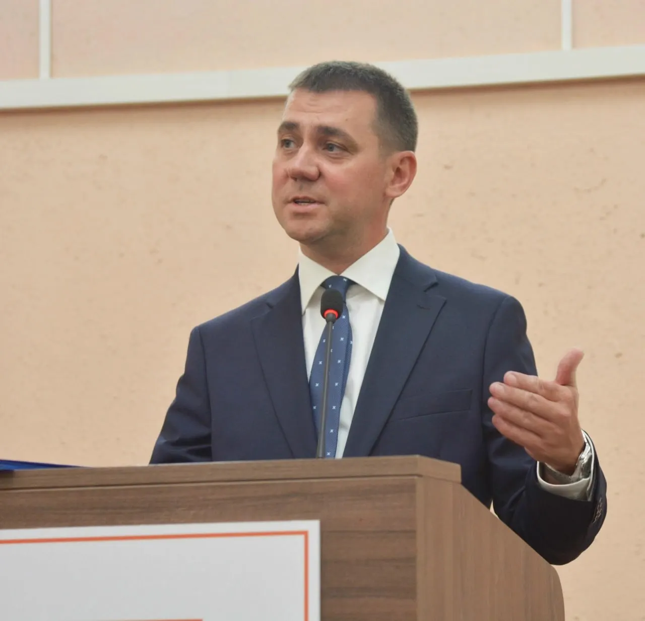 Коллектив крупнейшей больницы Тольятти официально представил нового руководителя — уролога и хирурга Олега Сакеева. Он из врачебной династии, стаж более 17 лет; ранее был заместителем главврача по хирургии в больнице имени Гройсмана. Три года назад Сакеев был избран в городскую думу от «Единой России».