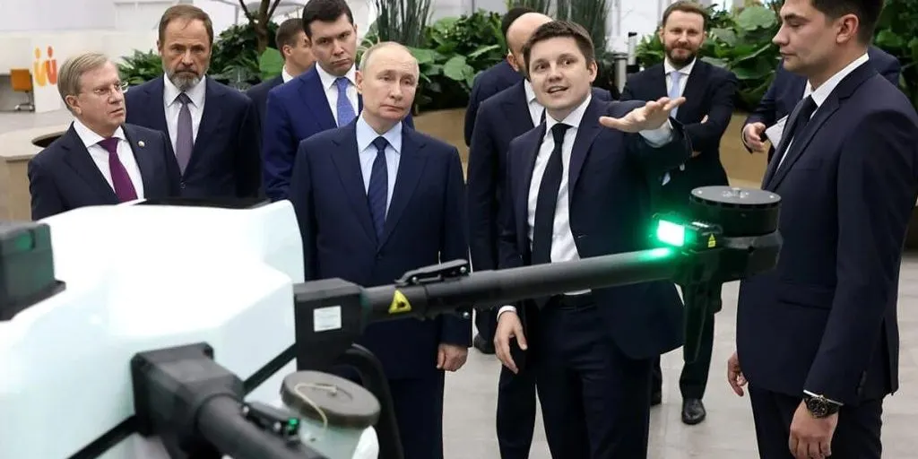 Бывший глава компании по производству беспилотников арестован по подозрению в мошенничестве. Одновременно в сети появились утверждения, что под видом отечественных разработок перепродавали китайские БПЛА — и бюджетные средства могли быть разворованы. Предприятие в Тольятти запускалось с крупными инвестициями и привлекало внимание властей.