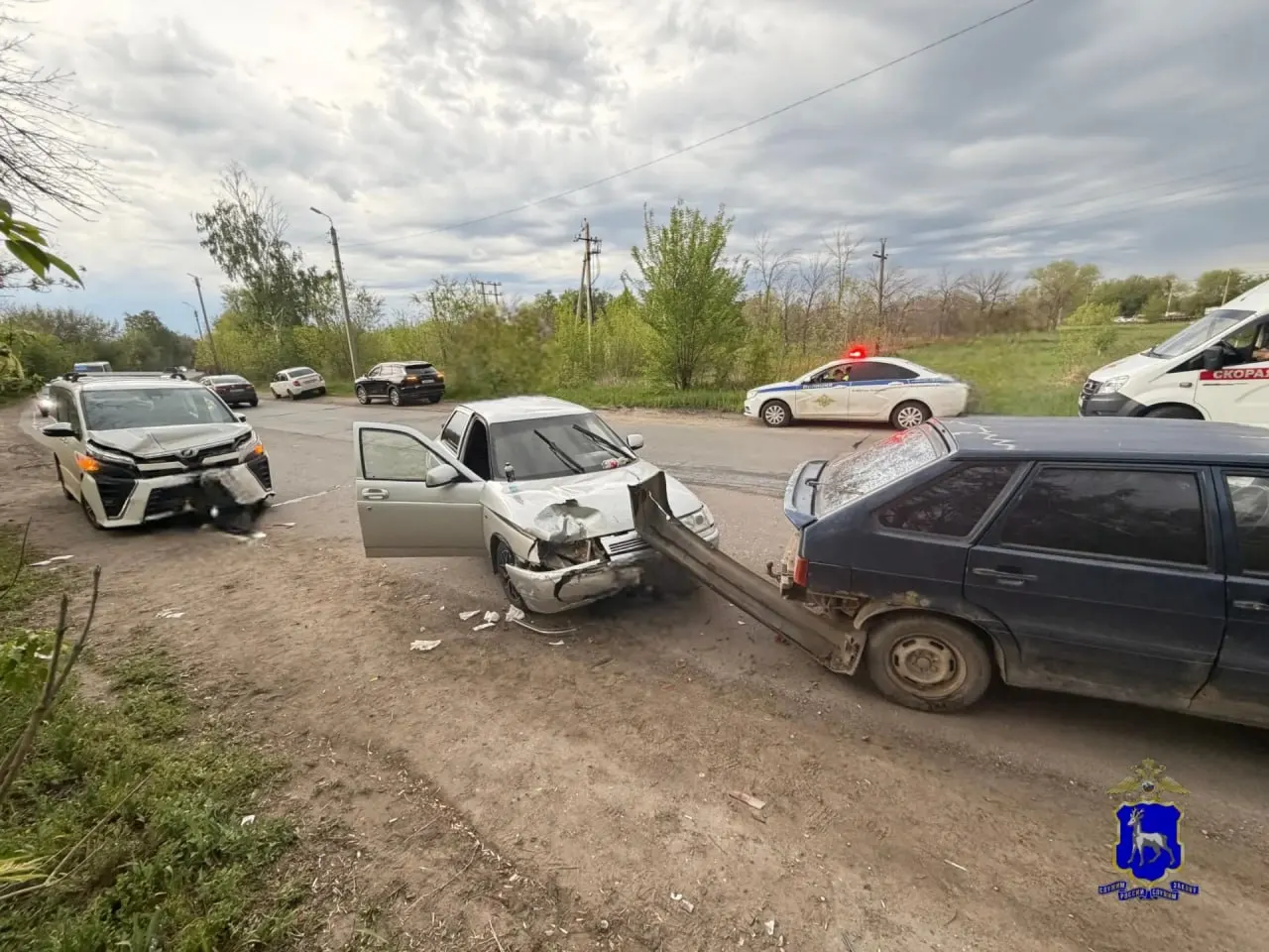 Вечером 12 мая на улице Магистральной Toyota Voxy врезался в стоящую Lada 2112; двух 16‑летних пассажирок доставили в больницу, одну оставили на лечении.