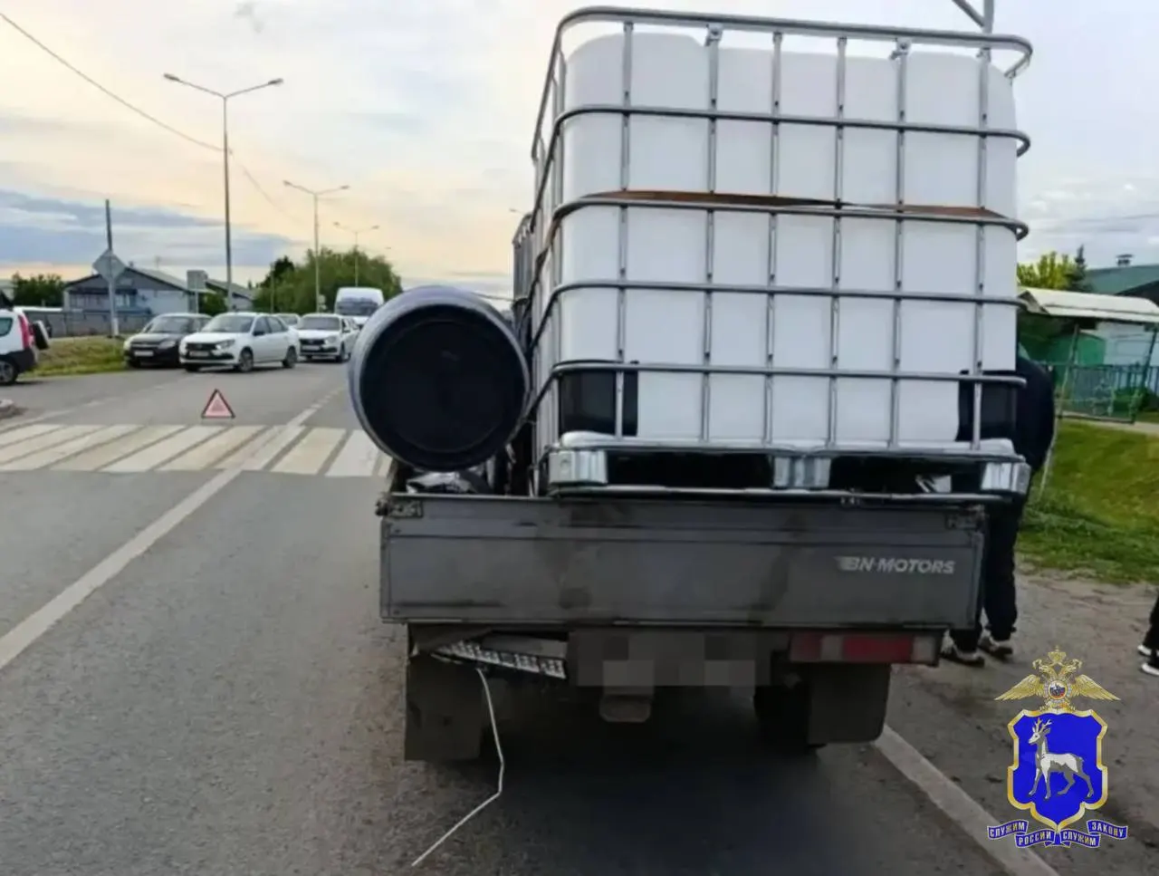 В Ставропольском районе вечером произошла авария: 34‑летний мотоциклист столкнулся с автомобилем, затем врезался в грузовик; следователи и ГИБДД работают на месте.