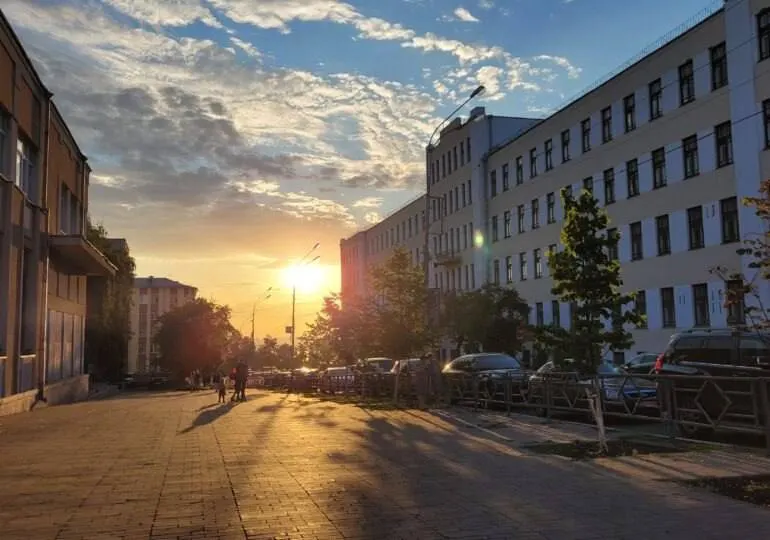 В Самаре в связи с мероприятиями ко Дню Победы на ряд центральных улиц введут временный запрет розничной продажи алкоголя. Ограничение не касается заведений общественного питания.