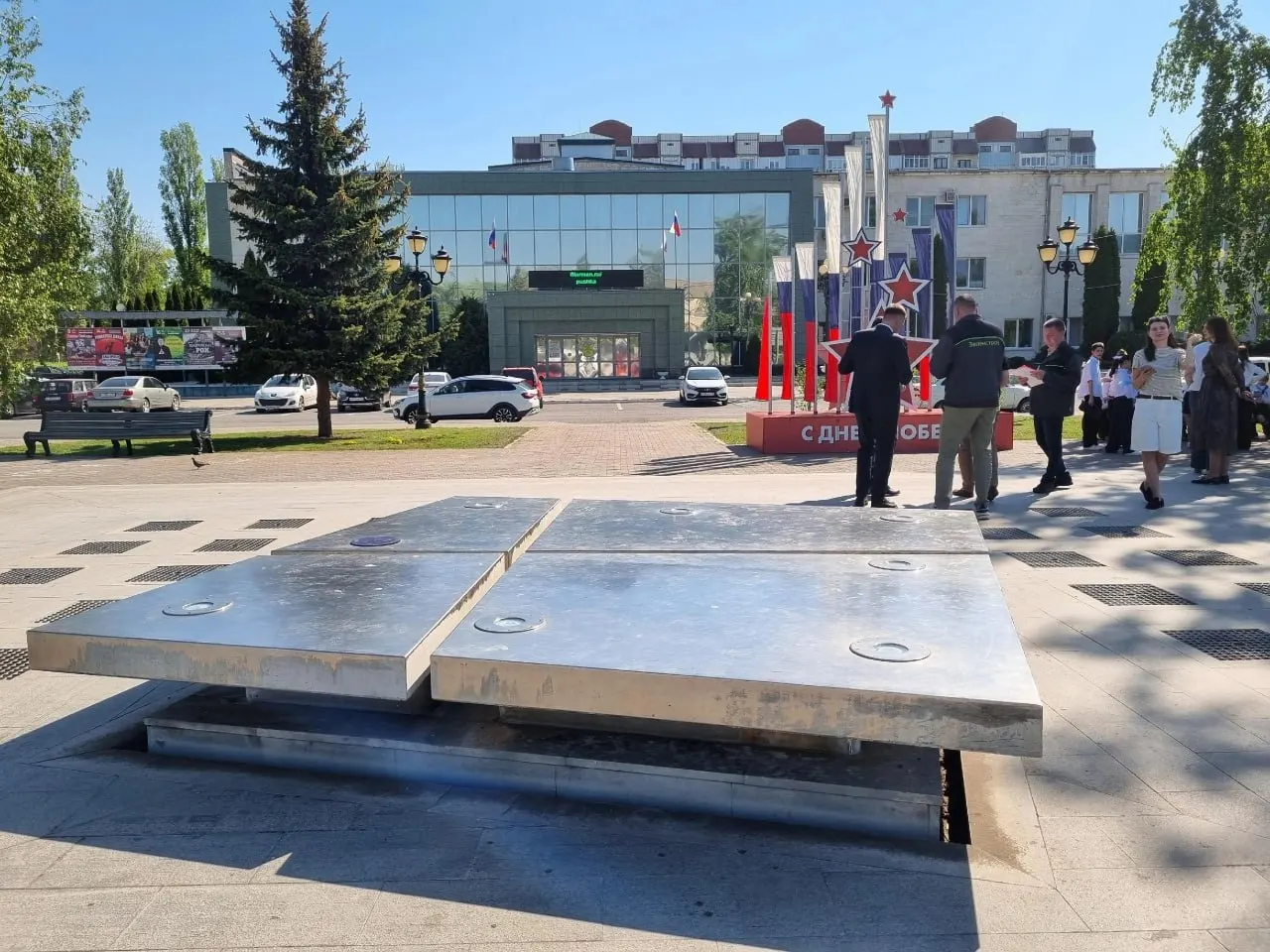 Причины — ошибки при строительстве: отсутствовала вытяжка в техпомещении, вышло из строя оборудование, а плохая гидроизоляция приводила к подтоплениям. Деньги уже заложены в бюджете, аукцион объявят в ближайшие дни, работы начнутся через месяц и займут до 45 дней.