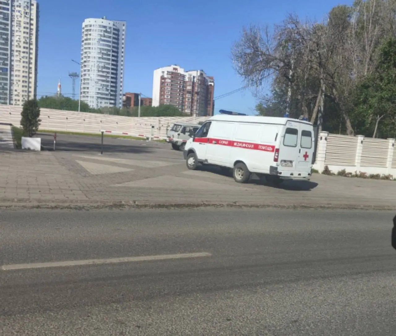 Утром 18 мая в Самаре автомобиль скорой помощи включил маячки и сирену, объехал пробку по левой и встречной полосам, припарковался у кафе «Ковёр», после чего водитель ушёл — в машине не было бригады. Жители просят Минздрав провести разъяснительную работу с водителями.