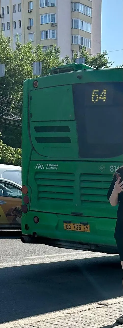 В переполненном автобусе кондуктор ответил, что «нет смысла включать» — пассажиры возмущены и спрашивают, когда такая ситуация прекратится.