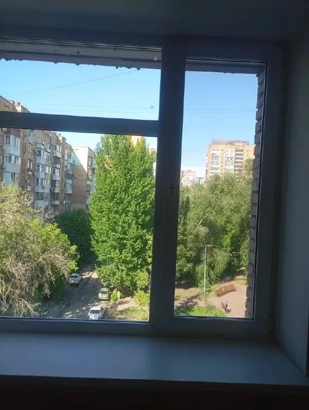 Посетители поликлиники на четвёртом этаже и в кабинете кардиологов жалуются на сильную духоту: окно не открывается, врачи работают с вентиляторами, а люди после инфаркта и инсульта затруднённо дышат в очереди.