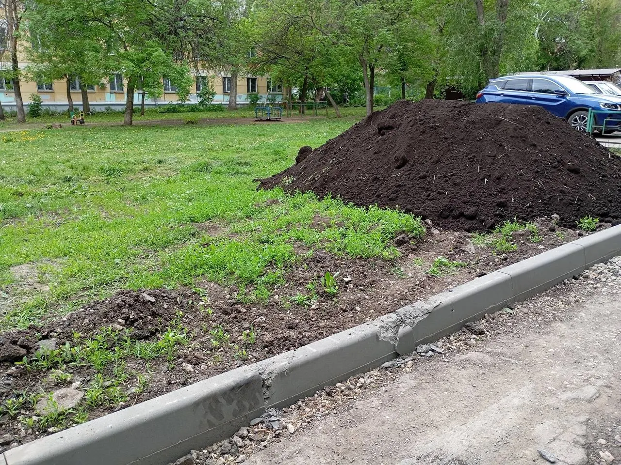 После ремонта ввода в дом на Средне‑Садовой, 12, КамАЗ повредил недавно уложенные бордюры. Жильцы требуют их восстановления и штраф для водителя.