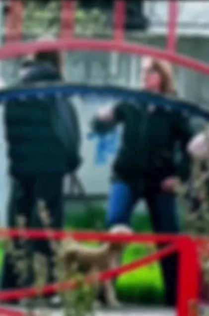В Новокуйбышевске незнакомка вместе с ребёнком подошла к подростку, которая выгуливала пса; собака испугалась, женщина ударила девочку, конфликт длился около десяти минут.