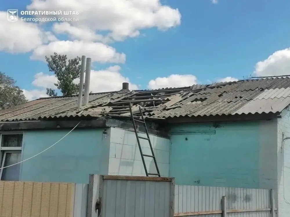 В результате налётов беспилотников пострадали объекты в трёх регионах: загорелись поезд и жилые дома, проводится эвакуация жителей. Информация уточняется.