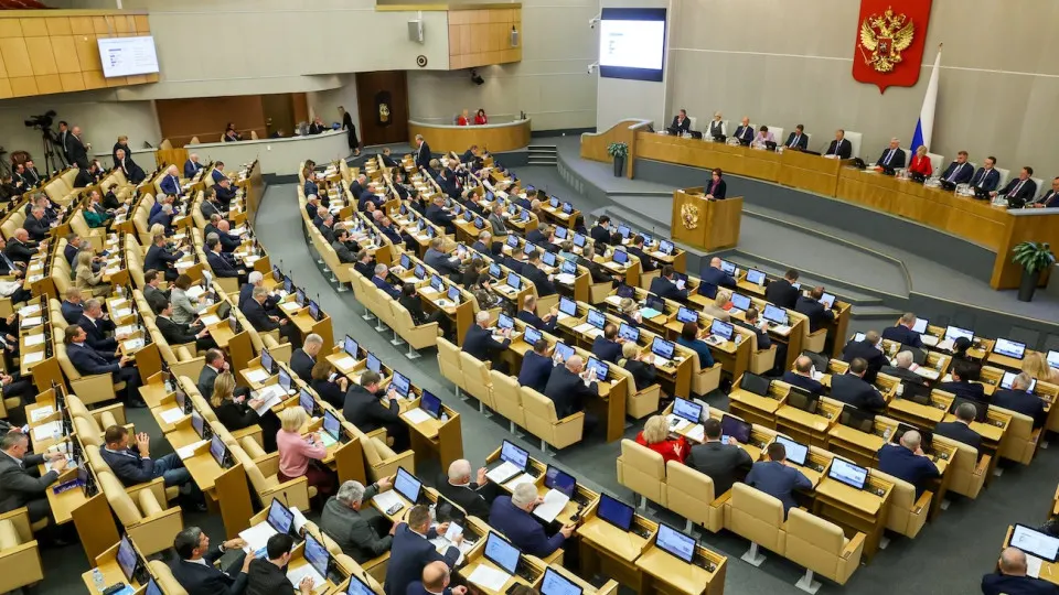 Комитет Госдумы одобрил поправки, отменяющие верхний предел стоимости арестуемого имущества для граждан, выехавших за границу и осуждённых по политическим статьям. Дела будут рассматриваться заочно, решения вступают в силу немедленно; закон планируется ввести с 1 сентября 2026 года.