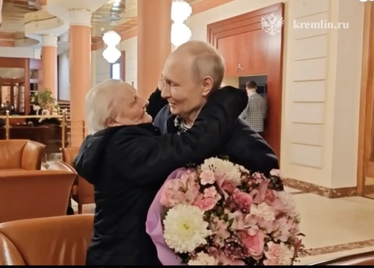 Президент обнял и поцеловал свою первую преподавательницу; в ходе встречи оба не скрывали слёз и были явно растроганы.
